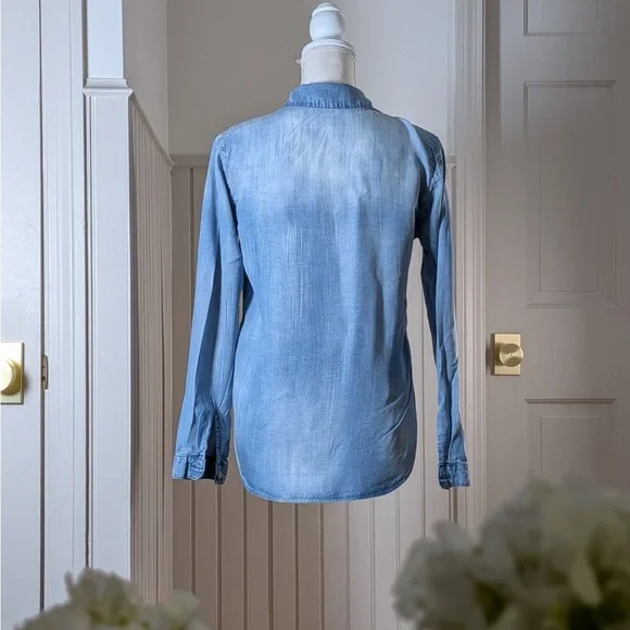 Anthropologie Cloth & Stone Light Blue Chambray Button Down Shirt XS - Picture 2 of 6